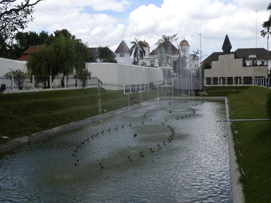 Wasserspiele vor der Vredeburg in Yogyakarta