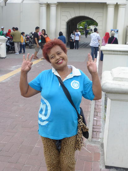 Sie war wirklich nicht nur lustig sondern auch eine sehr nette indonesische Touristin mit der ich mich über Deutschland und Indonesien unterhalten habe.