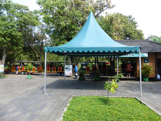 Wer möchte kann auch mit dem kleinen Shuttle Zug durch den Park fahren