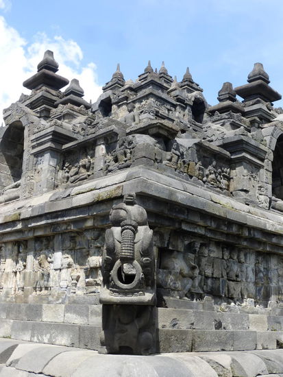 Unzählige Reliefs und Götterfiguren am Borobodur