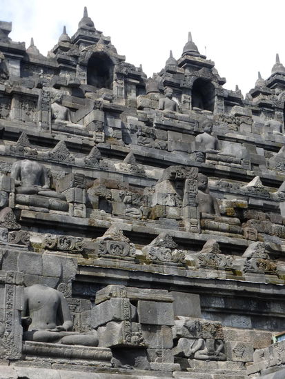 Unzählige Reliefs und Götterfiguren am Borobodur
