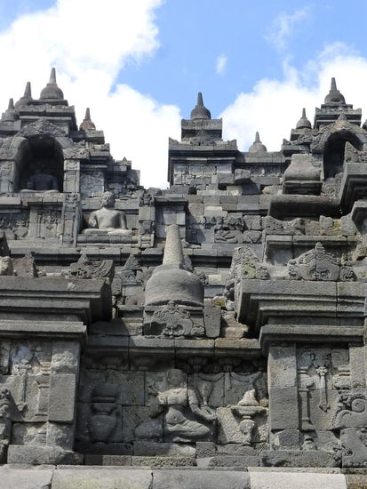 Unzählige Reliefs und Götterfiguren am Borobodur