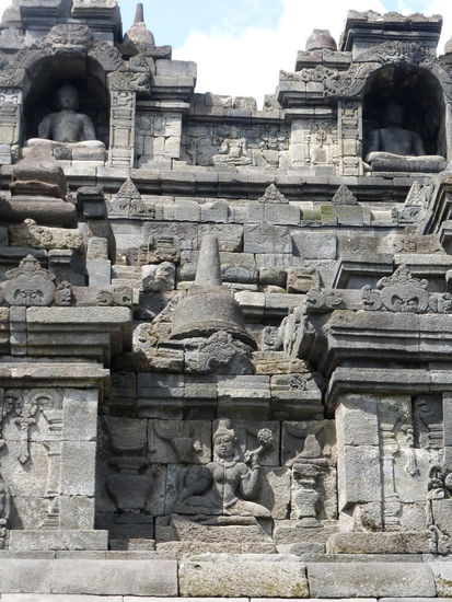 Unzählige Reliefs und Götterfiguren am Borobodur