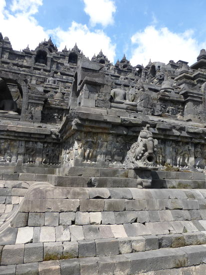 Unzählige Reliefs und Götterfiguren am Borobodur