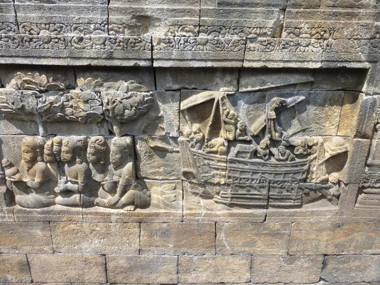 Unzählige Reliefs und Götterfiguren am Borobodur