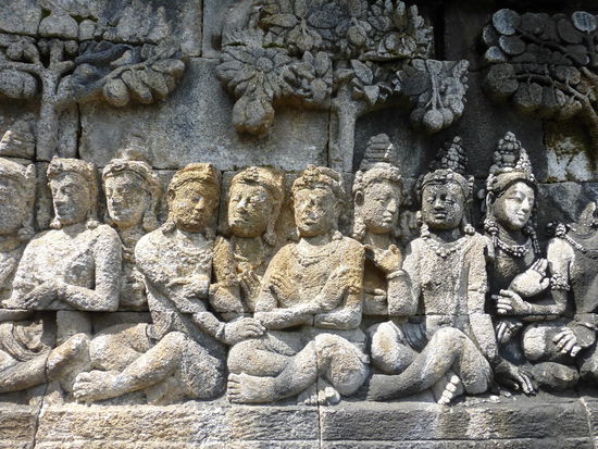 Unzählige Reliefs und Götterfiguren am Borobodur