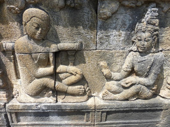 Unzählige Reliefs und Götterfiguren am Borobodur