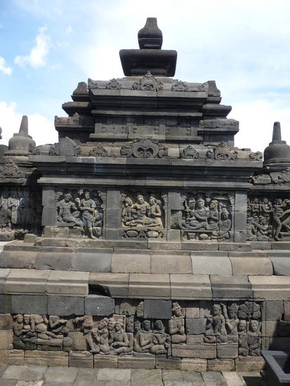 Unzählige Reliefs und Götterfiguren am Borobodur