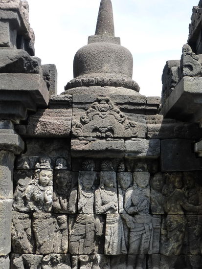 Unzählige Reliefs und Götterfiguren am Borobodur
