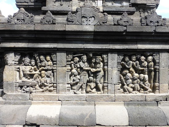 Unzählige Reliefs und Götterfiguren am Borobodur