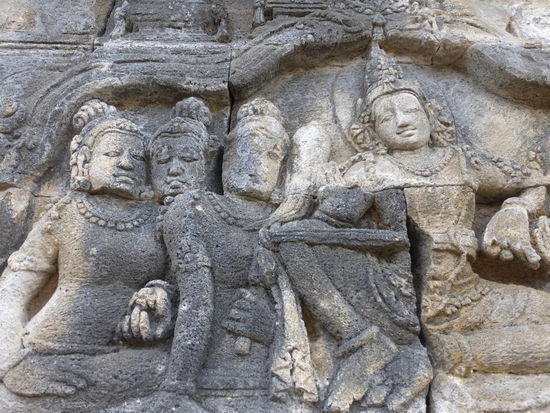 Unzählige Reliefs und Götterfiguren am Borobodur