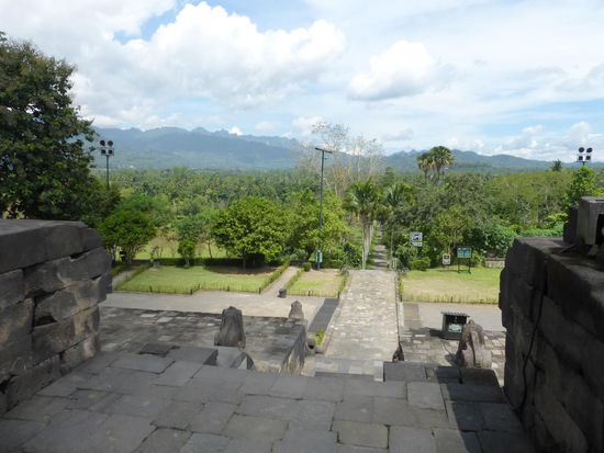 Blick vom Borobodur auf die Umgebung