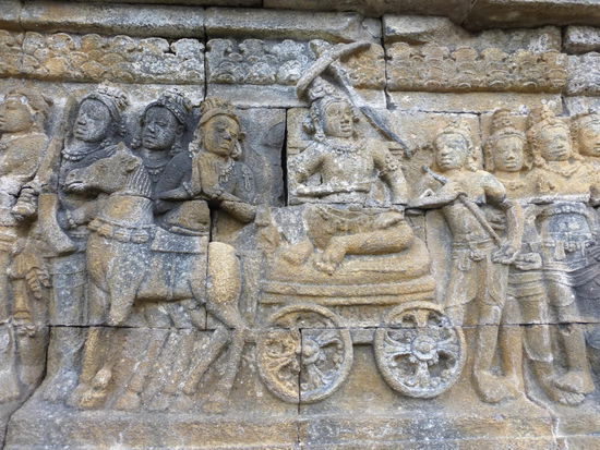 Unzählige Reliefs und Götterfiguren am Borobodur