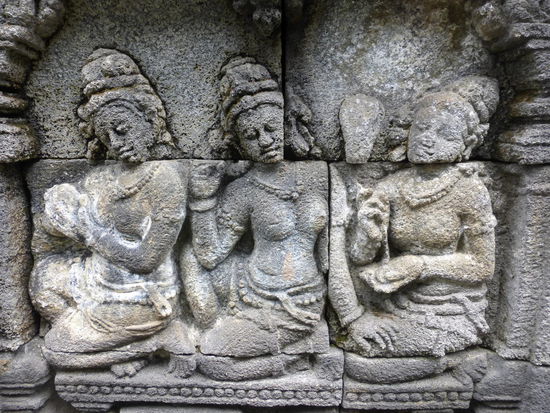 Unzählige Reliefs und Götterfiguren am Borobodur