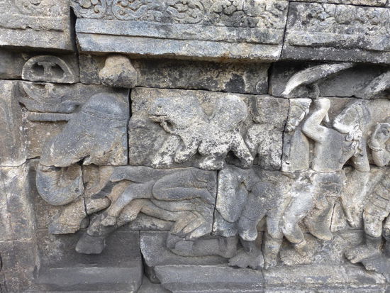 Unzählige Reliefs und Götterfiguren am Borobodur