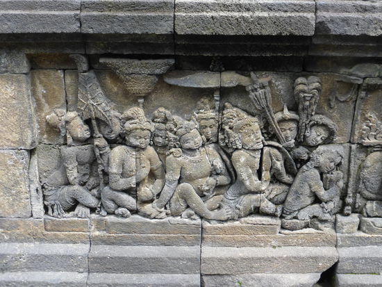 Unzählige Reliefs und Götterfiguren am Borobodur