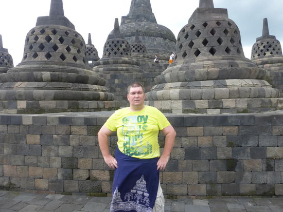 Und hier noch einmal ich vor den großen Stupas auf den Borobodur