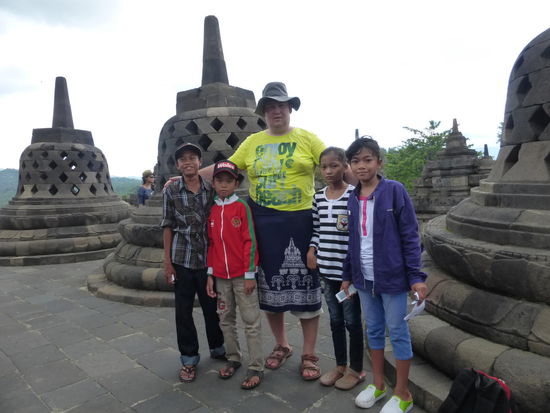 Ich mit Schulkindern aus der Umgebung vor den Stupas des Borobodur
