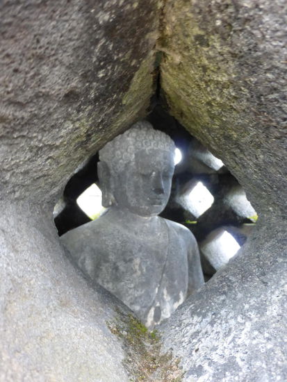 In den Stupas sitzen überall diese kleinen Götterfiguren drin