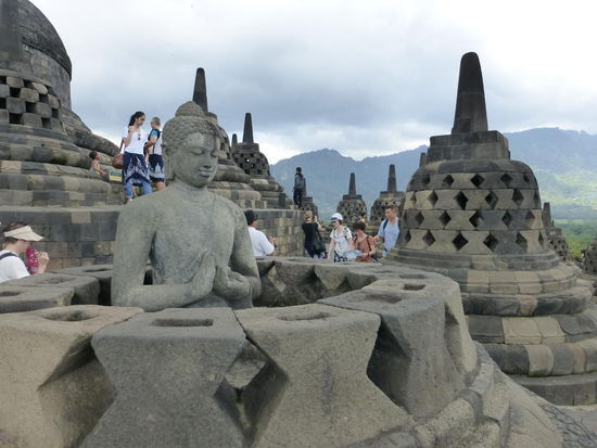 In den Stupas sitzen überall diese kleinen Götterfiguren drin