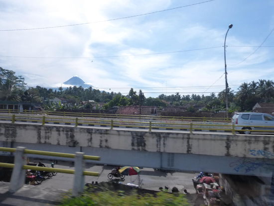 Im Hintergrund links einer von mehreren Vulkanen aus der Umgebung von Yogyakarta