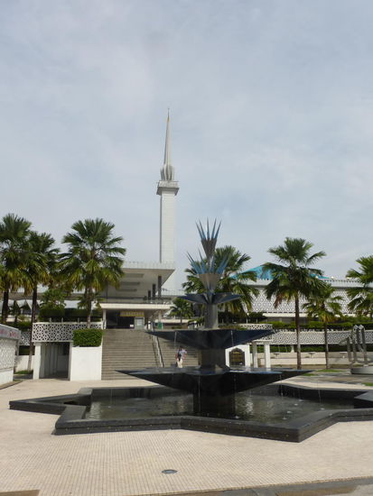 Eine der größten Moscheen in Malaysia ist die Nationalmoschee in Kuala Lumpur