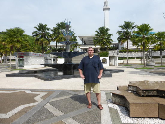 Ich vor der Nationalmoschee