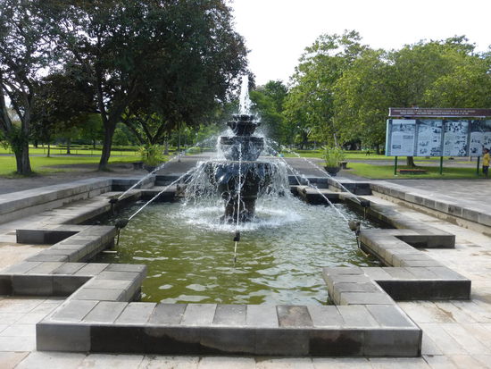 Wasserspiele im Eingangsbereich