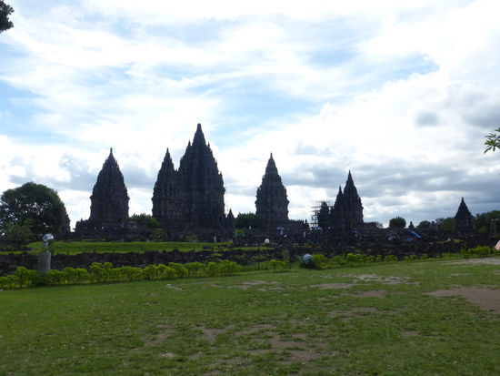 Erster Blick auf die hinduistische Tempelanlage von Prambanan