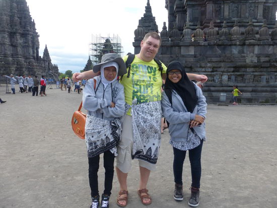 Ich mit 2 netten indonesischen Mädels in Prambanan