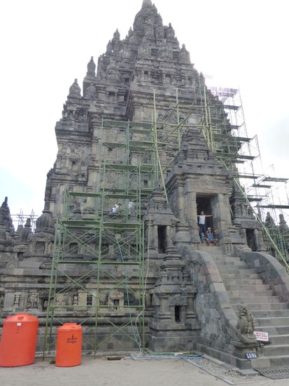 Nach einen Erdbeben in der jüngeren Vergangenheit müssen einige Tempel in Prambanan saniert werden
