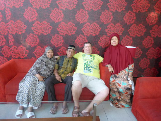 Ein Dicker Berliner und 3 schlanke Indonesier 