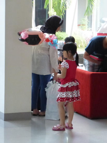 Indonesische Familie zu Besuch im Hotel