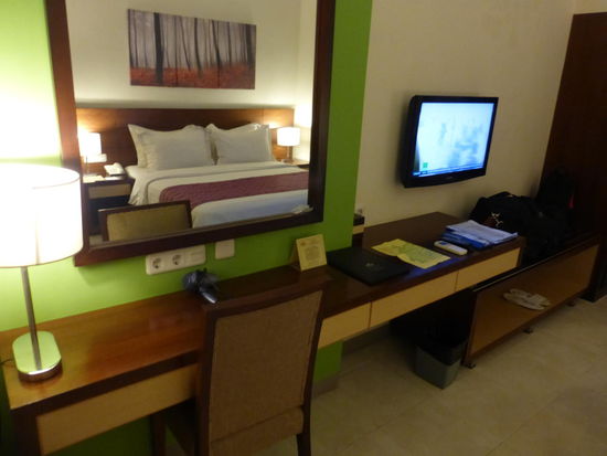 Mein Zimmer mit TV wo auf MTV Asia jeden Tag mehrmals das schöne bunte Video von Katy Perrys Hit " Dark Horse " lief was zu dieser Zeit nicht nur in den USA  auf Platz 1 lag !!!