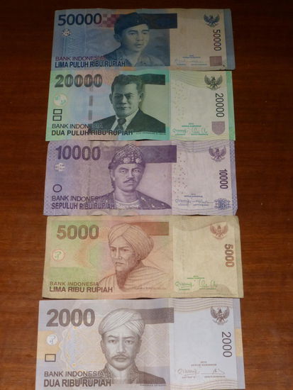 Die Währung Indonesiens IDR / Indonesische Rupie 2000 IDR = 0,12 Euro , 10000 IDR = 0,63 Euro und 50000 IDR = 3,15 Euro