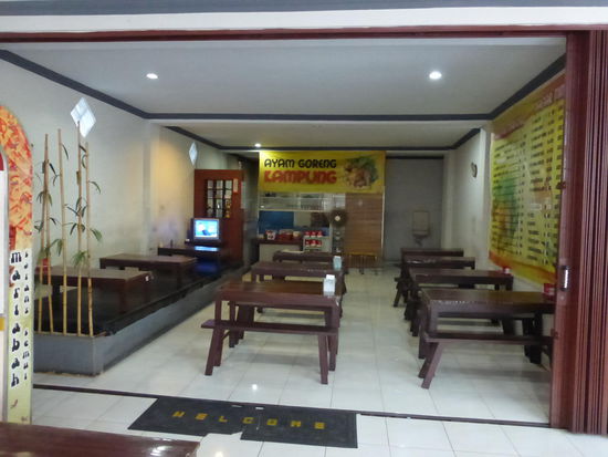 Ein einfaches Restaurant in einer Seitenstraße