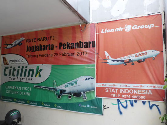 In einer der vielen Reisebüros in der Stadt wird mit günstigen Flugtickets geworben