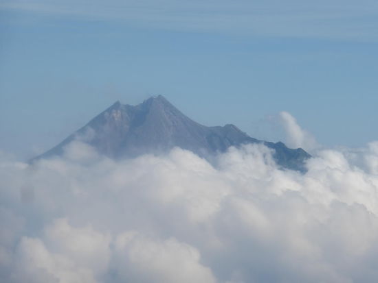 Ein letzter Blick auf einen der Vulkane auf der Insel Java rings um Yogyakarta
