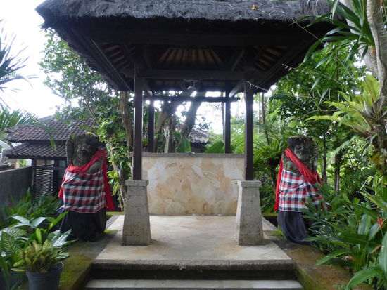 Balinesische Götter auch hier in der Hotelanlage auf den Weg zu meinem Zimmer
