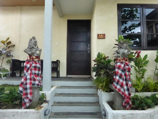 Ich habe die ersten Unterkünfte erreicht die rings um den Pool liegen