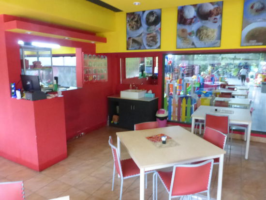 Eines von mehreren Restaurants neben dem Supermarkt