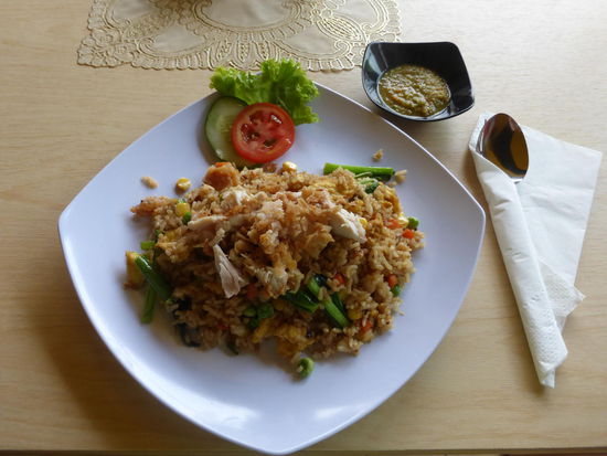 Nasi Goreng was sonst ...  kennt man und liebt man hier für 13000 IDR = 1,10 Euro wobei ich während meines Aufenthalts in Indonesien sicher 5 bis 6 mal Nasi Goreng gegessen habe aber immer wurde es anders zubereitet und immer lecker