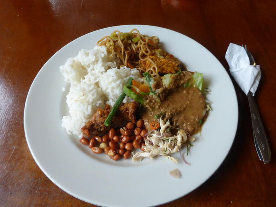 Heute gibt es mal Nasi Campur für mich für 15000 IDR = 1,30 Euro