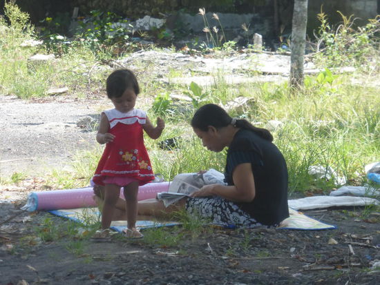 In Indien würde ich sagen Obachlose Familie aber hier auf Bali auf dem Weg nach Ubud ist das doch eher selten und außerdem sehen Mutter und Tochter zu gepflegt dafür aus