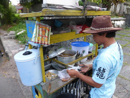 Dieser mobile Essenverkäufer liefert typisch balinesische Gerichte ins Haus und auch an die Angestellten meines Hotels
