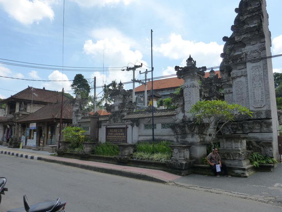 Das Kunstmuseum Puri Lukisan in Ubud ist das älteste auf Bali . Es werden überwiegend Malereien und Holzschnitzereien ausgestellt