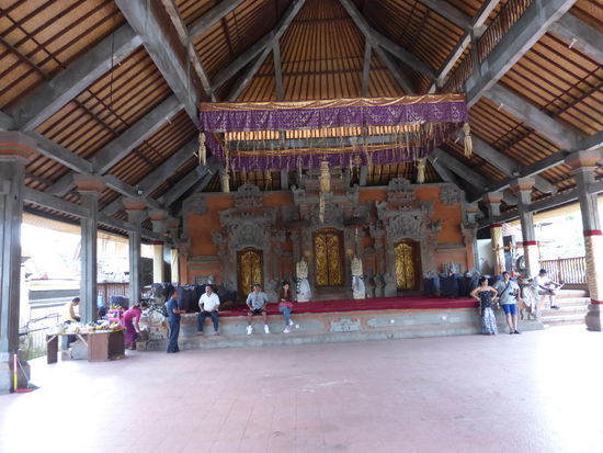 Östlich neben dem Pura Desa Tempel steht der Wantilan der Treffpunkt von Ubud ist für viele Veranstaltungen u.a. auch die typisch balinesischen Legong und Kecak Tänze die auch ich noch besuchen werde