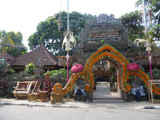 Gegenüber dem Wantilan steht der Palast der Adelsfamilie Puri Sagen Agung . Ida Tjokorda Putu Kandel ließ ihn während seiner Herrschaft von 1800 bis 1823 erbauen