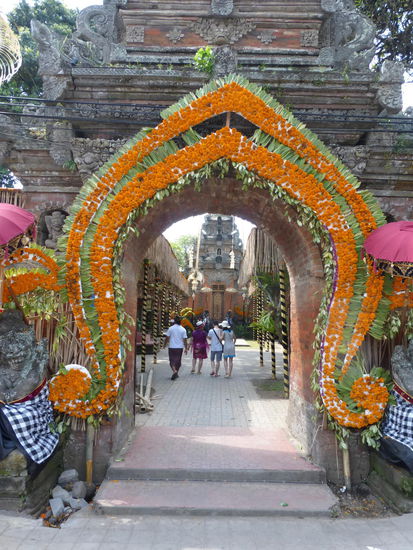 Gegenüber dem Wantilan steht der Palast der Adelsfamilie Puri Sagen Agung . Ida Tjokorda Putu Kandel ließ ihn während seiner Herrschaft von 1800 bis 1823 erbauen