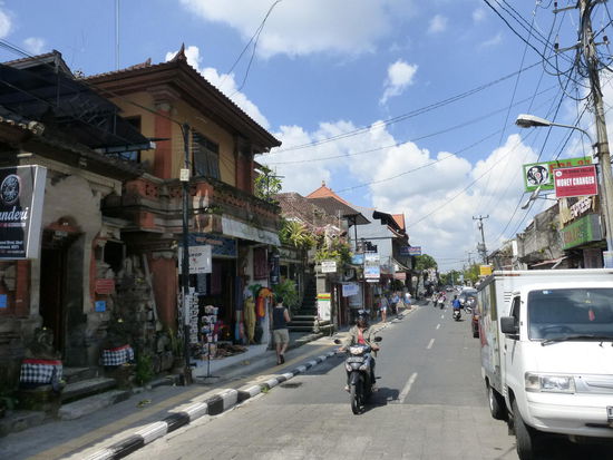 Weiter geht es durch die Straßen von Ubud